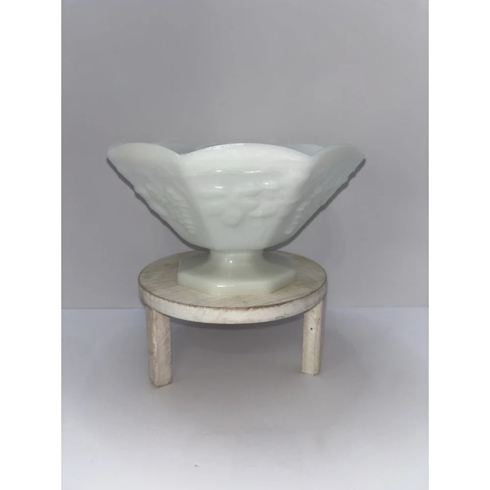 Anchor Hocking Milk Glass Scalloped Grape Leaves‎ Pedestal Fruit Bowl 9